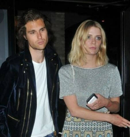 Zoe Barton sister Mischa Barton with her ex boyfriend James Abercrombie in an event.